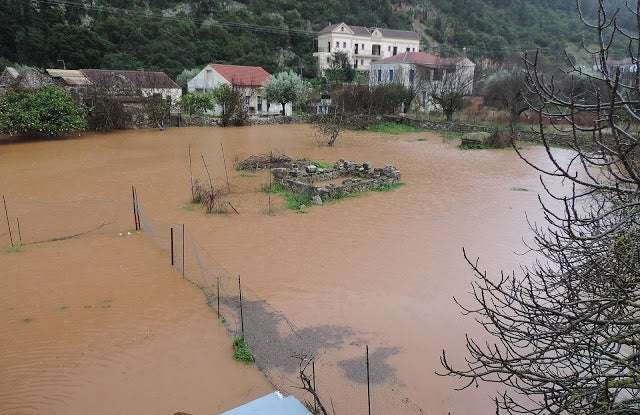 Πλημμύρες στο Ιόνιο, χιόνια στην Αιτωλοακαρνανία (εικόνες) – Που χρειάζονται αλυσίδες